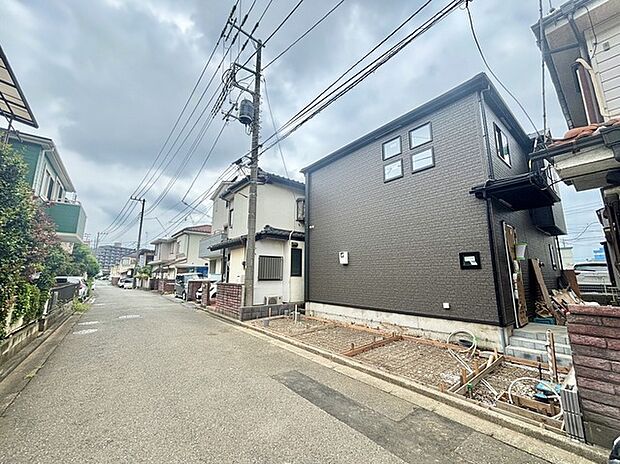 戸建てが立ち並ぶ静かな住宅街。四季折々の移り変わりを感じながら自然と楽しみ、暮らす、そんな毎日を日々の中で感じられる住環境 