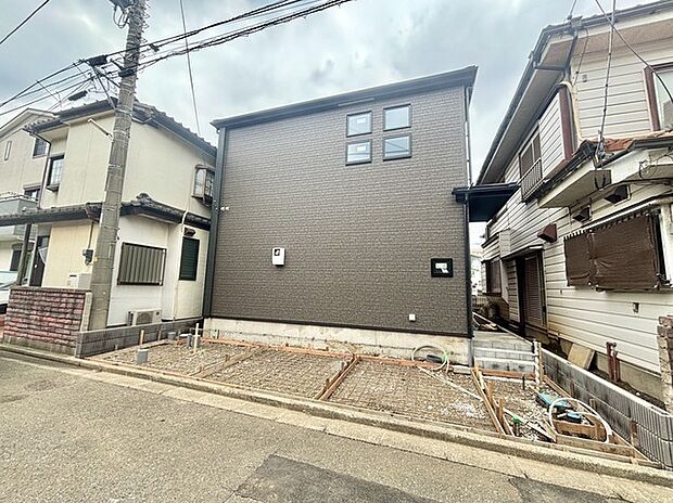 玄関には広いシューズクローゼットもあります。