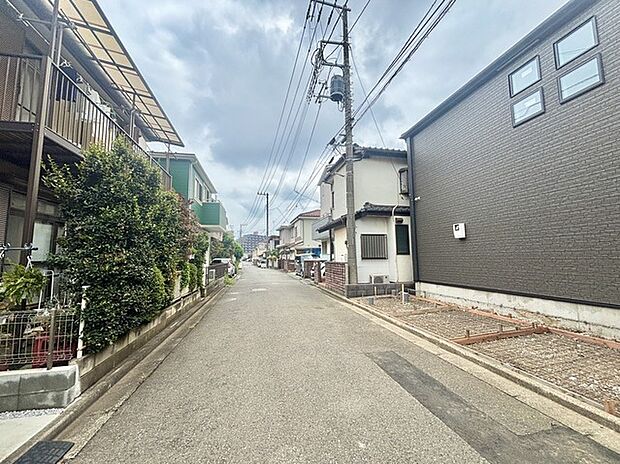 戸建てが立ち並ぶ静かな住宅街。四季折々の移り変わりを感じながら自然と楽しみ、暮らす、そんな毎日を日々の中で感じられる住環境 