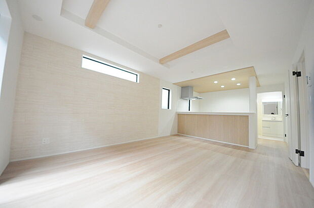 大きな開口部から明るい光が差し込むリビング。日中の室内の明るさがこの部屋の魅力です。