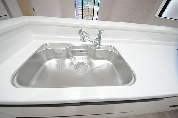 人工大理石を使用したシステムキッチン。永く傷つきにくく、お手入れもしやすい高機能性です。