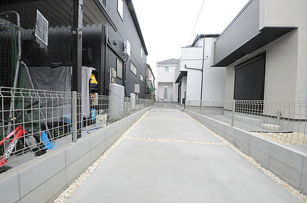 セカンドカーや来客時にも便利なカースペース2台分ございます。