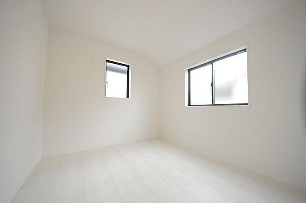 今からここを誰のお部屋にしようか、そんな洋室。大きさは5.25帖です。