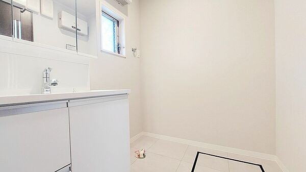使い勝手の良い洗面台、窓があることで換気もしやすく清潔感のある空間を保てます。
