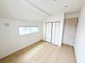 子供部屋：衣類の整理整頓に嬉しいクローゼット付きのお部屋。お子様のお部屋としても便利です。 
