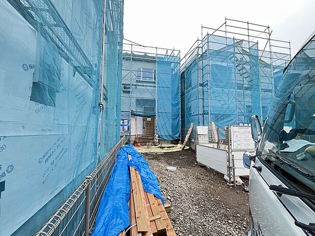 完成への期待が高まる施工中の現地からは、新しい暮らしの始まりを感じさせる空気が漂います