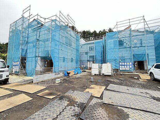 戸建てが立ち並ぶ静かな住宅街。四季折々の移り変わりを感じながら自然と楽しみ、暮らす、そんな毎日を日々の中で感じられる住環境