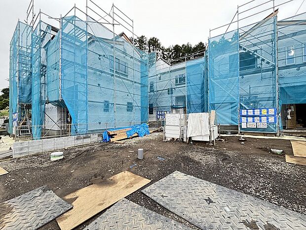 戸建てが立ち並ぶ静かな住宅街。四季折々の移り変わりを感じながら自然と楽しみ、暮らす、そんな毎日を日々の中で感じられる住環境