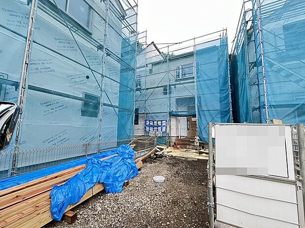 通りから入ったプライベート空間で落ち着いた雰囲気でお住いになる。敷地部分でお子様の遊ぶスペースや駐車スペースに活用できます。