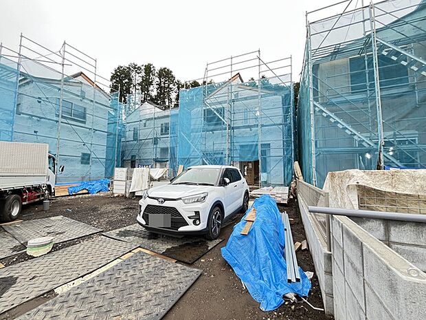 新しい建物が立ち並ぶ整えられた区画ですこれからの日常が形作られていく穏やかな風景です