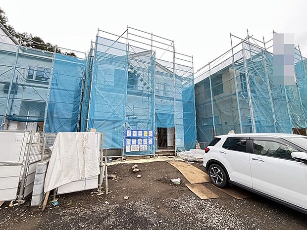 完成への期待感が高まる施工中の外観風景です