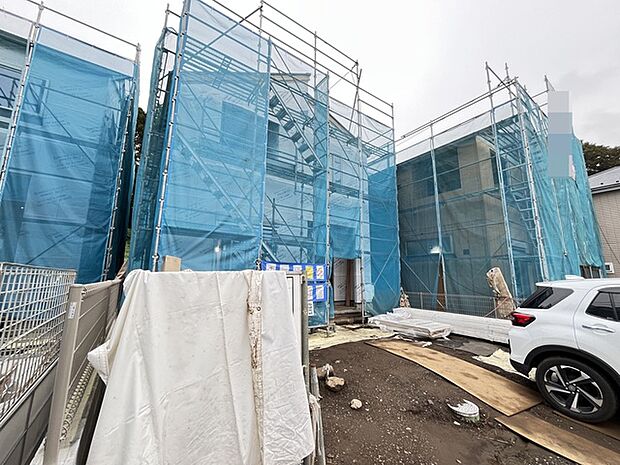 静かな環境に佇む建設中の建物がこれからの暮らしへの期待感を高めてくれます