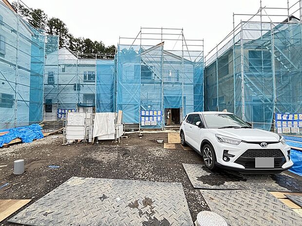 前面道路は広く、駐車がしやすいです。駐車スペース2台分ございます。