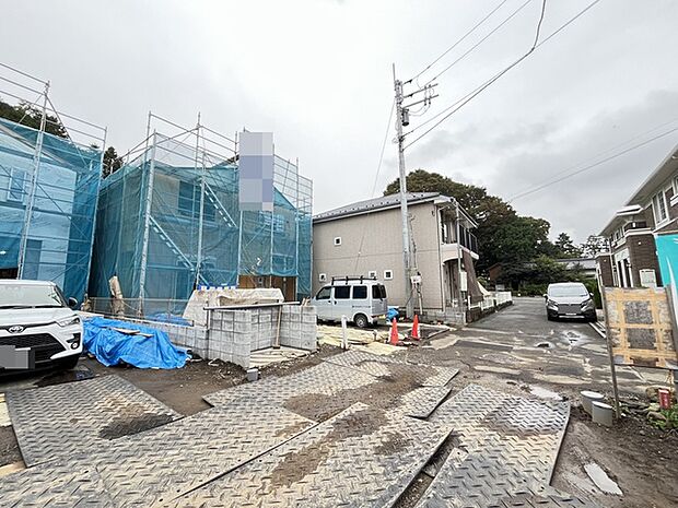 周辺環境になじむ住まいが生まれる過程を見守る穏やかな空間です