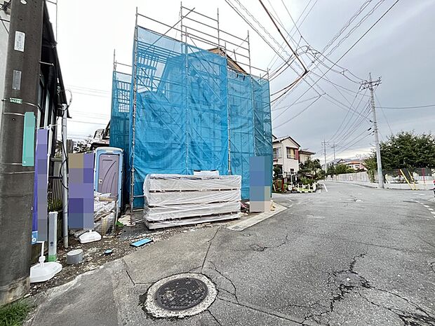 静かな街並みに佇む新しい暮らしの舞台が形作られていく風景です