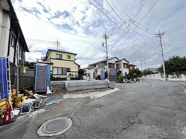 落ち着いた周辺環境に包まれ、これからの住まいづくりを静かに想像できる場所です