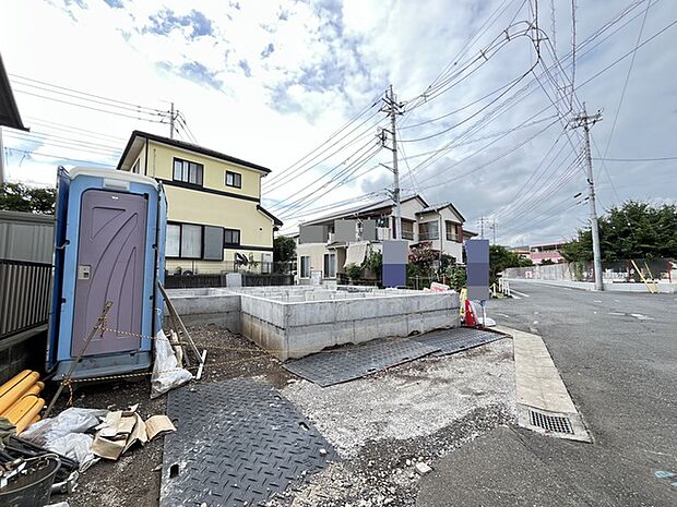 空の広がりを感じながら、理想の住まいを形にしていくための基礎が整っています