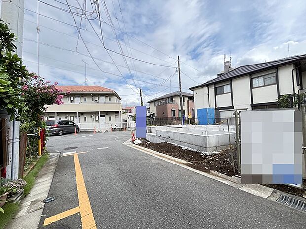 空が広く感じられる、落ち着いた住宅街の風景。これからの暮らしを想像させる静かなロケーションです
