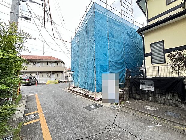 これからの街並みに溶け込む丁寧な施工が進む現地です