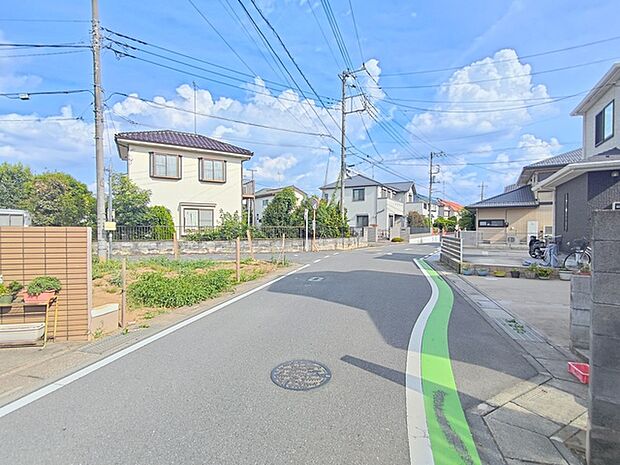 前面道路の幅が広いため、駐車も楽にできます。