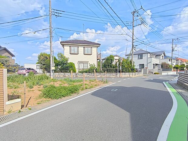 前面道路は幅員6mの公道です。
