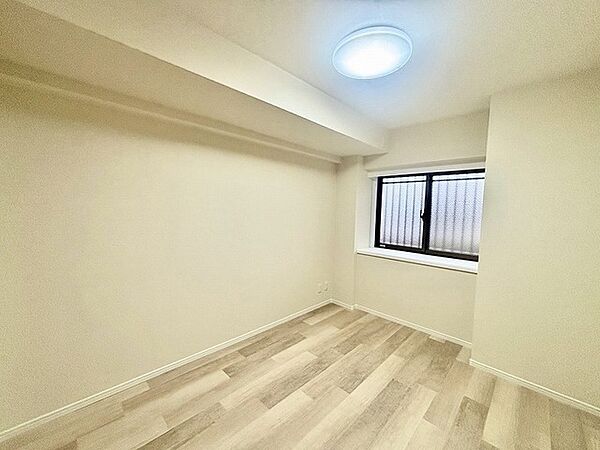 今からここを誰のお部屋にしようか、そんな洋室。大きさは5.5帖です。