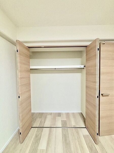 広々収納で、仕事着、普段着をまとめて収納できます。