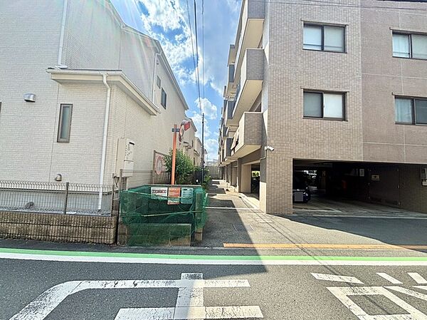徒歩圏内にスーパーもあり、お買い物に便利です。