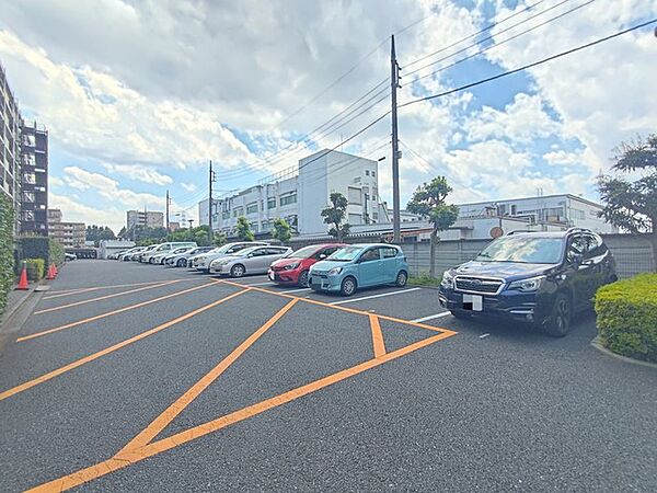 マンションの敷地内に平面駐車場あり！