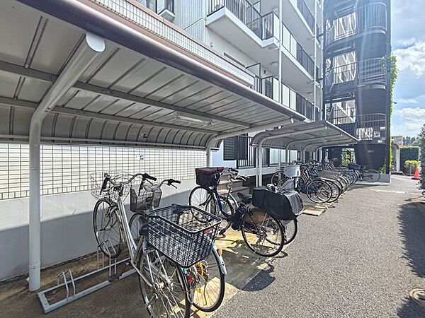 敷地内に屋根付きの駐輪場あり。