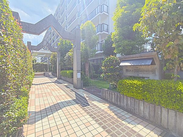 建物も植栽も、管理人さんによって綺麗に整備されております。