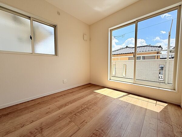 大きな開口部から明るい光が差し込む、日中の室内の明るさがこの部屋の魅力です。