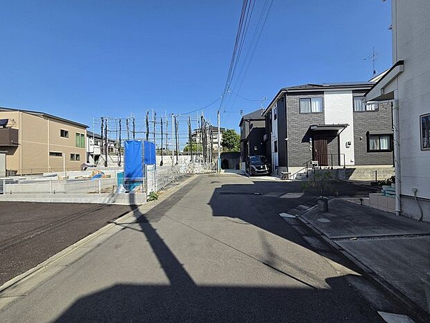 戸建てが立ち並ぶ静かな住宅街。四季折々の移り変わりを感じながら自然と楽しみ、暮らす、そんな毎日を日々の中で感じられる住環境