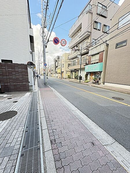 周辺の街並み 一橋学園の駅前通りです。（10m）