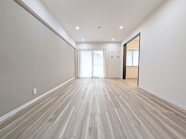 大きな開口部から明るい光が差し込むリビング。日中の室内の明るさがこの部屋の魅力です。