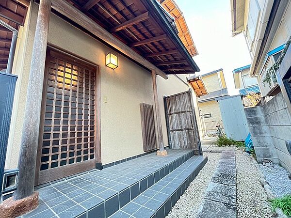 重厚感ある土庇が邸宅の風格を演出