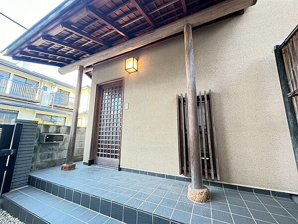 玄関先に風格をもたらす本格土庇