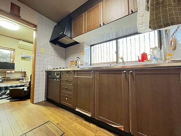 明るい光が降り注ぐ窓があるキッチンはお料理を作る時の気持ちもいつもより明るくなります。近くに窓があるので換気もしやすいですね。