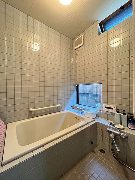 日々の疲れをゆったり癒す、坪庭を望む浴室