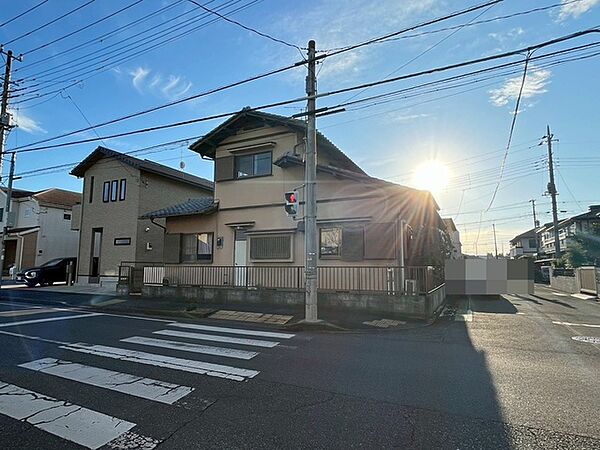 北側は6ｍ、東側は歩道のあるゆとりのある道路に面しています。