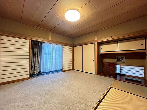 ゆったりとした広縁と豊富な収納を備えた本格和室