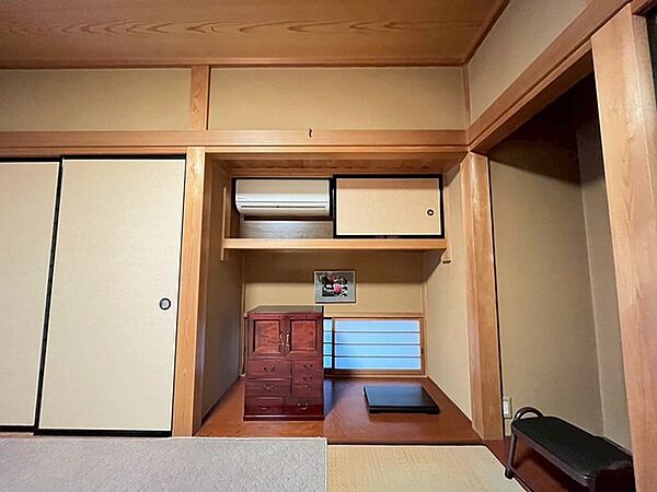 エアコンは襖で見えないようにつくられています。オーナー様の拘りを感じます。