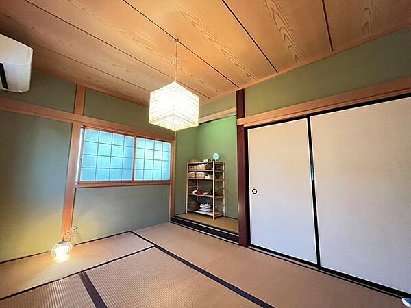 木の香りと和の趣が調和するくつろぎ空間