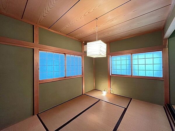 客間としてもちょうど良い和室6帖。暖色の照明が良い雰囲気を演出。