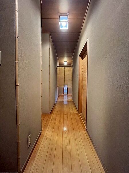 竹細工が映える、趣ある和風廊下