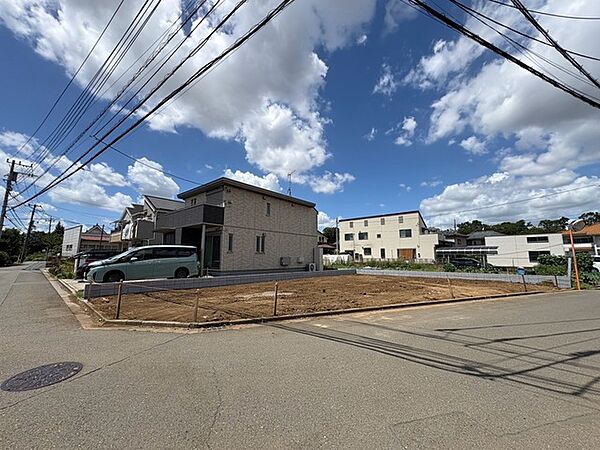 戸建てが立ち並ぶ静かな住宅街。四季折々の移り変わりを感じながら自然と楽しみ、暮らす、そんな毎日を日々の中で感じられる住環境