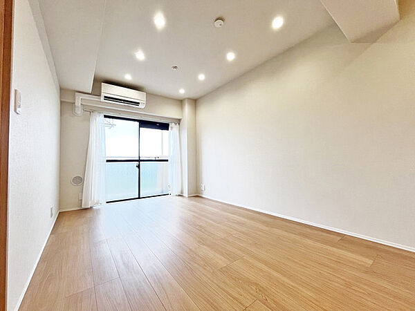 家族や友人、両親、親戚とこれから沢山の時間を紡ぐのだろう。そこを彩るのは窓から見える青い空、心地よい緑。そんなイメージが膨らむリビングスペース。