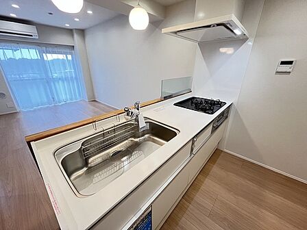 人工大理石を使用したシステムキッチン。永く傷つきにくく、お手入れもしやすい高機能性です。
