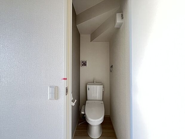 1.2階にそれぞれトレイがございます。朝の混雑時に分散して利用できるほか、ゲスト用としても使い分けることもできます。 