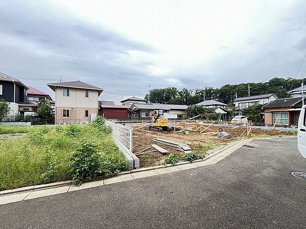 周辺環境と調和する、落ち着いた佇まいの住まいを築くための広々とした土地をご提案します